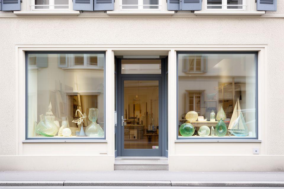Aussenansicht eines Zürcher Ateliers mit hellen Fenstern und maritimer Schaufensterdekoration